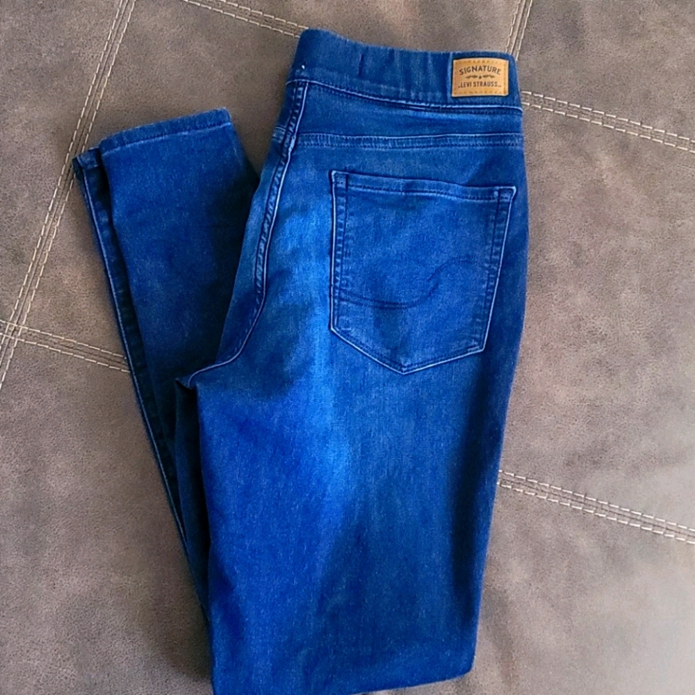Levi's signature pull on skinny jeans
